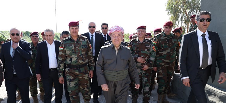 سەرۆک بارزانی لە سەنگەرەکانی پێشمەرگە ١.JPG